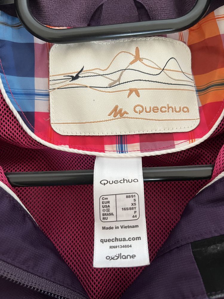 Kurtka turystyczna damska Quechua wodoodporna