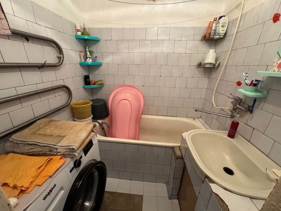 Продається 4-кімнатна квартира смт. Заводське