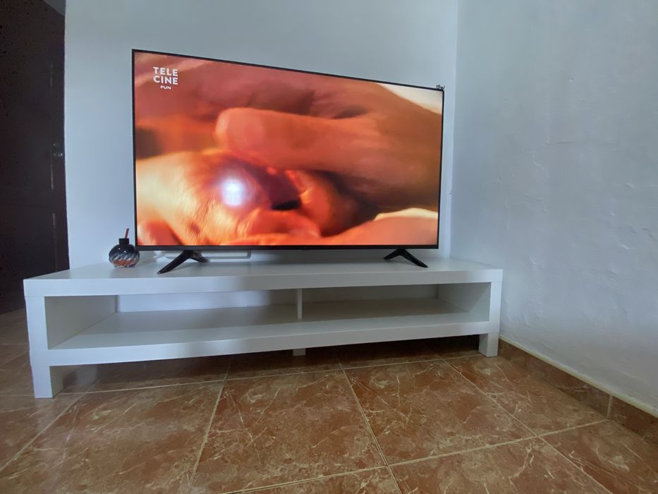 tv lg 55" modelo 2024 com movel com apenas 6 meses de uso