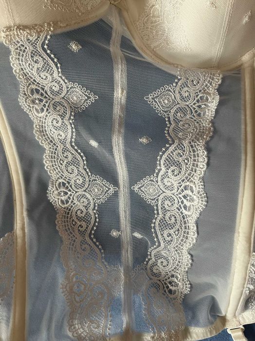 nowy bardzo elegancki gorset w kremowym kolorze