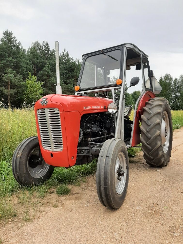 Czerwony traktorek Massey Fe 35