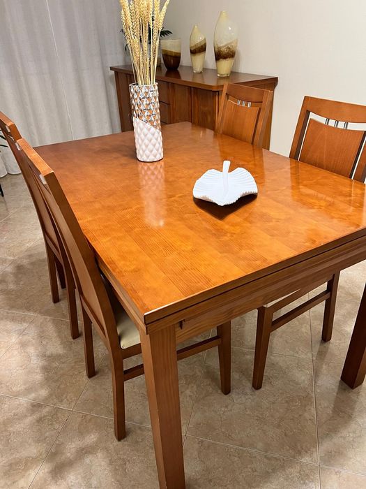 Aparador e mesa de sala com 5 cadeiras