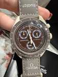 Bioceramiczny SO33T103 – Omega x Swatch Pustynny Design