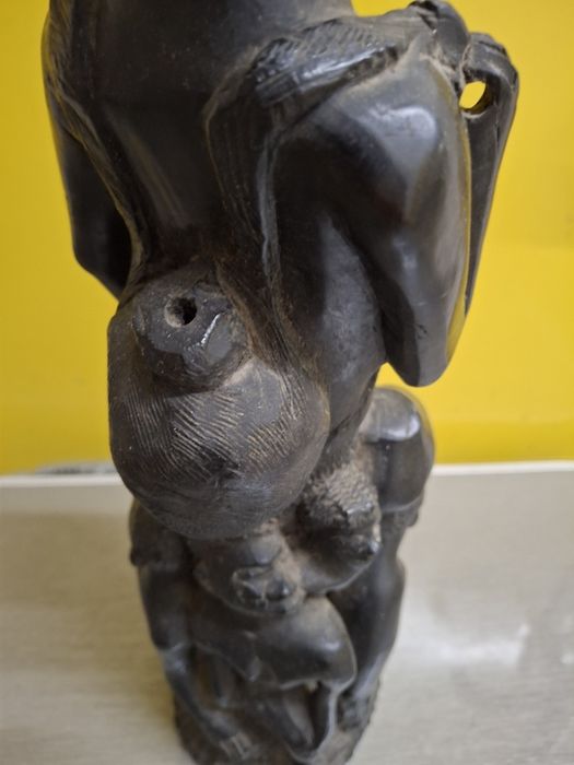 Grande escultura em madeira africana