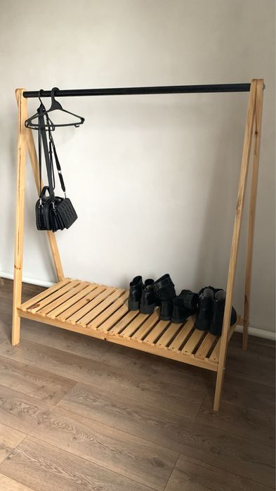 Вішалка деревʼяна