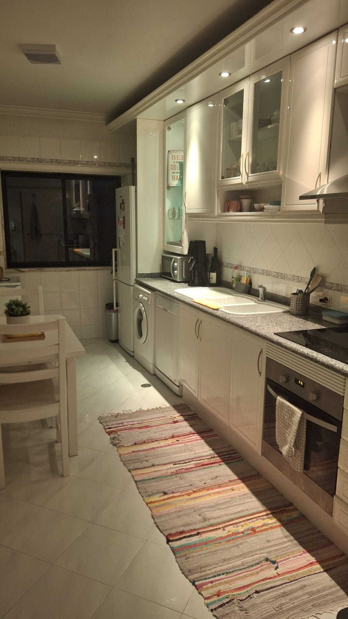 Quarto para Senhora ( Trabalhadora e/ou Estudante) despesas incluídas