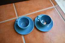2 chávenas+ pires de café azuis
2 chávenas + pires de café amarelas

3