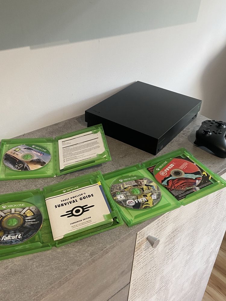 Xbox One X Scorpio Edition + 4 gry + stojak – stan idealny!
