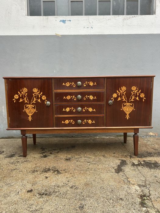Aparador com marchetaria decorativa estilo Luís XV dos anos 70/80