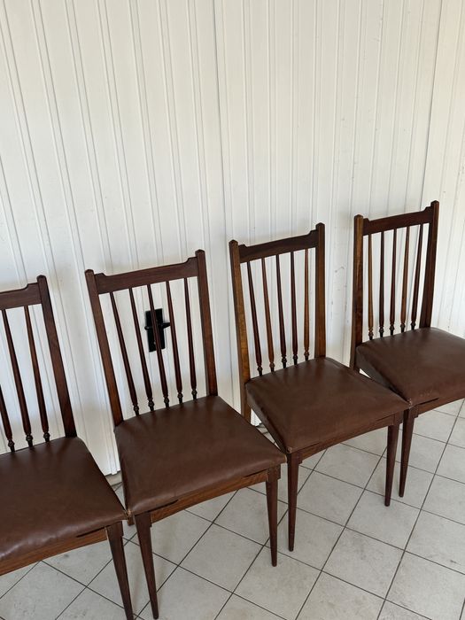 Conjunto de 4 cadeiras em madeira mogno com assento em couro castanho