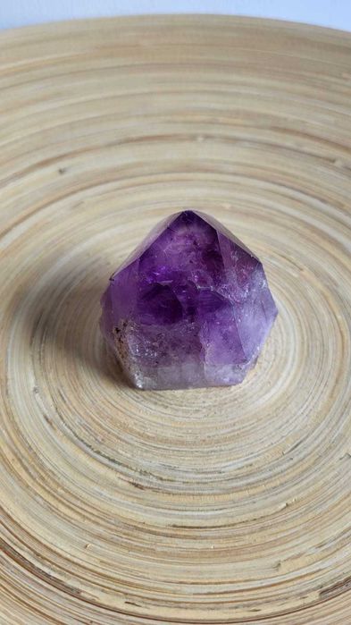 Ponta grande de Ametista Violeta cerca de 90gr