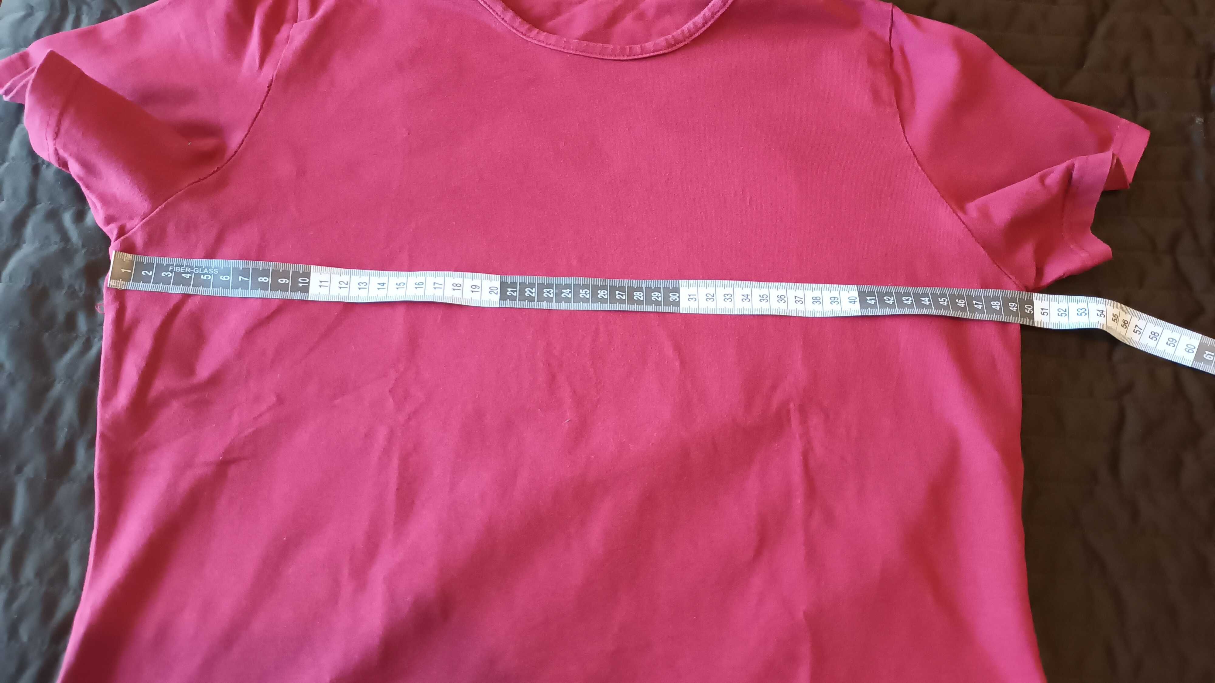 2 t-shirts em verde e bordeau