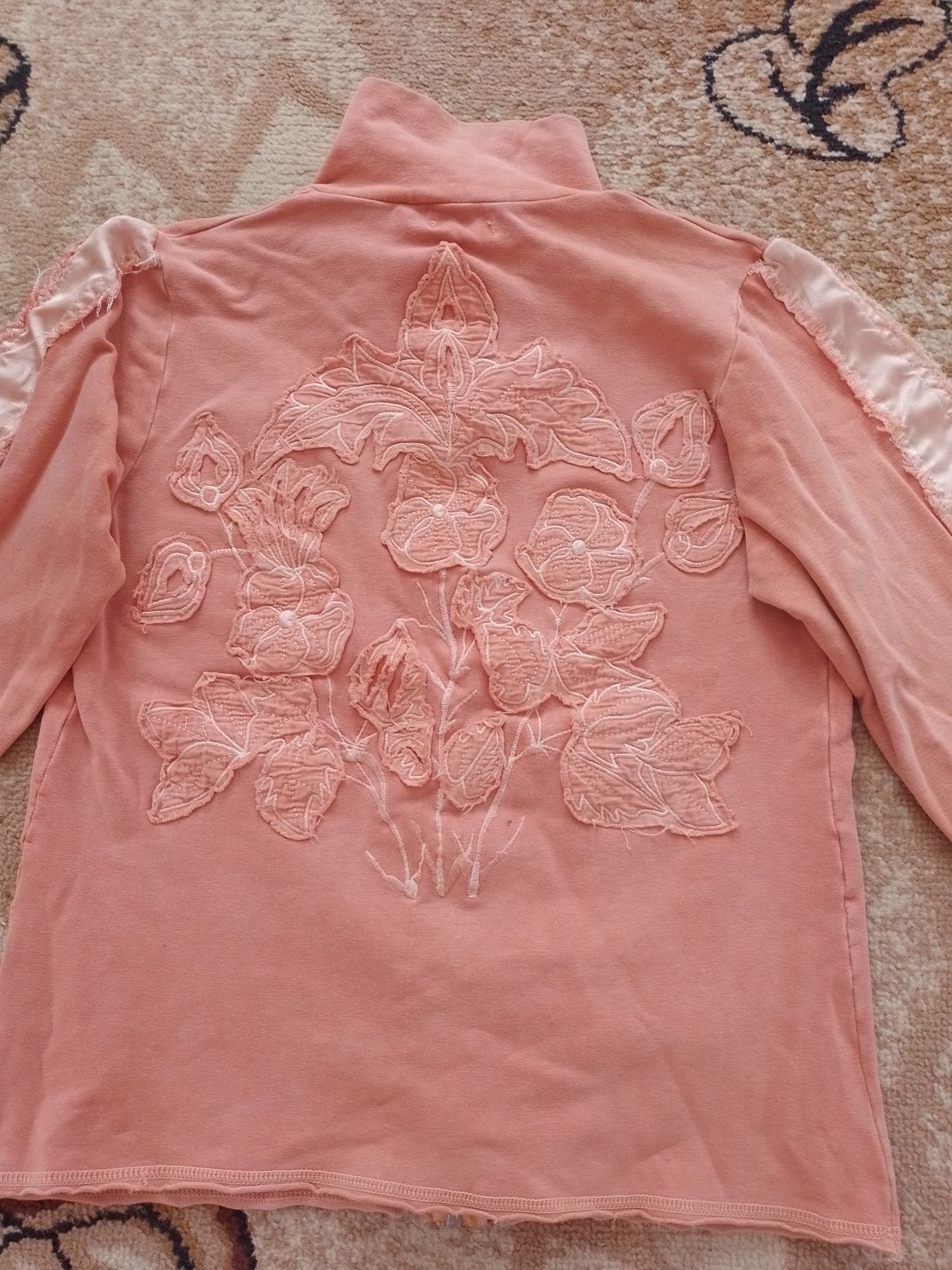 Bluza z naszywanymi kwiatami Vila M