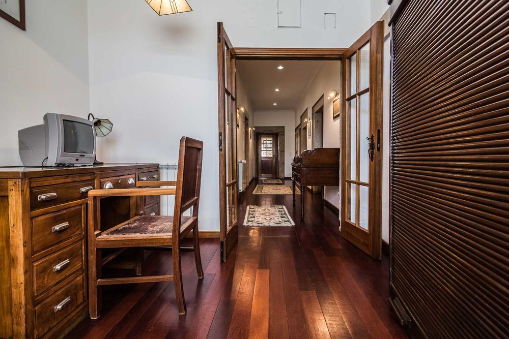 Fantástico armário/arquivador antigo para escritorio com persiana