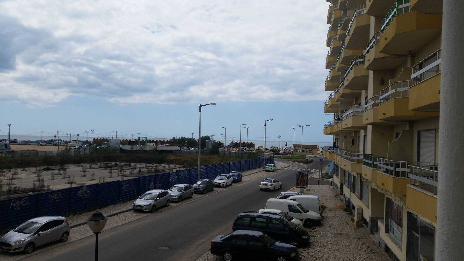 Alugo  ( FÉRIAS) T2 em Armação de Pêra  perto da Praia -Avenida do Rio