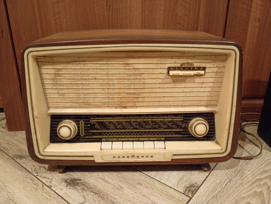 zabytkowy radioodbiornik lampowy Nordmende Elektra.
