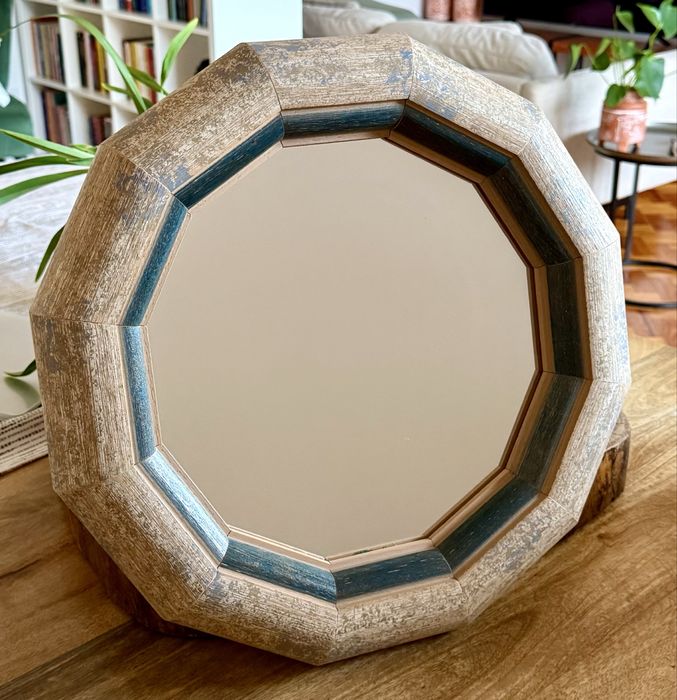 Espelho com moldura em madeira