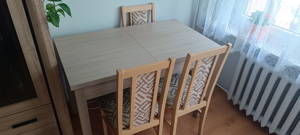 Stół z 3 krzesłami