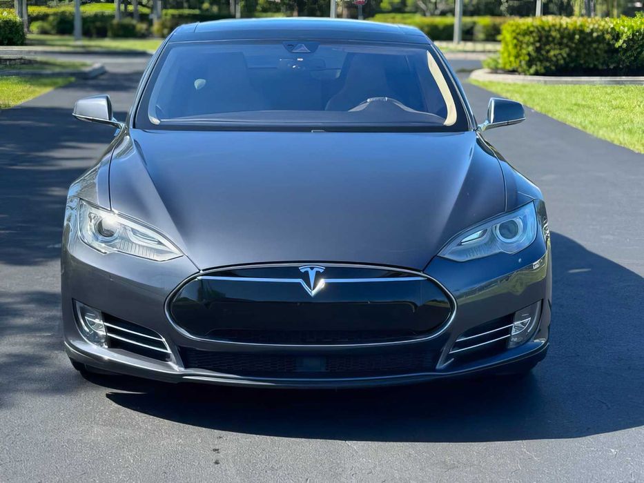 Tesla Model S 85D      2015