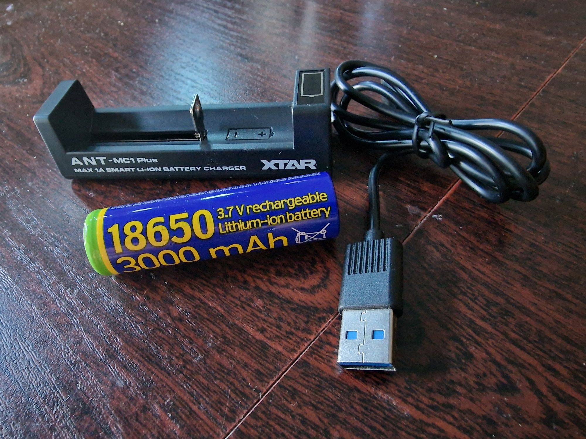 Ładowarka do akumulatorów XTar MC1+ + akumulator 18650