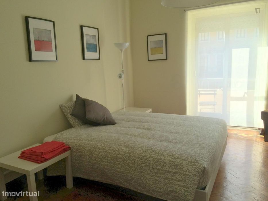 64683 - Quarto com cama de casal, com varanda...