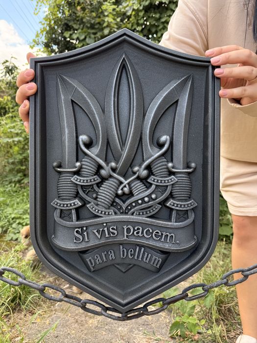 Герб України з дерева