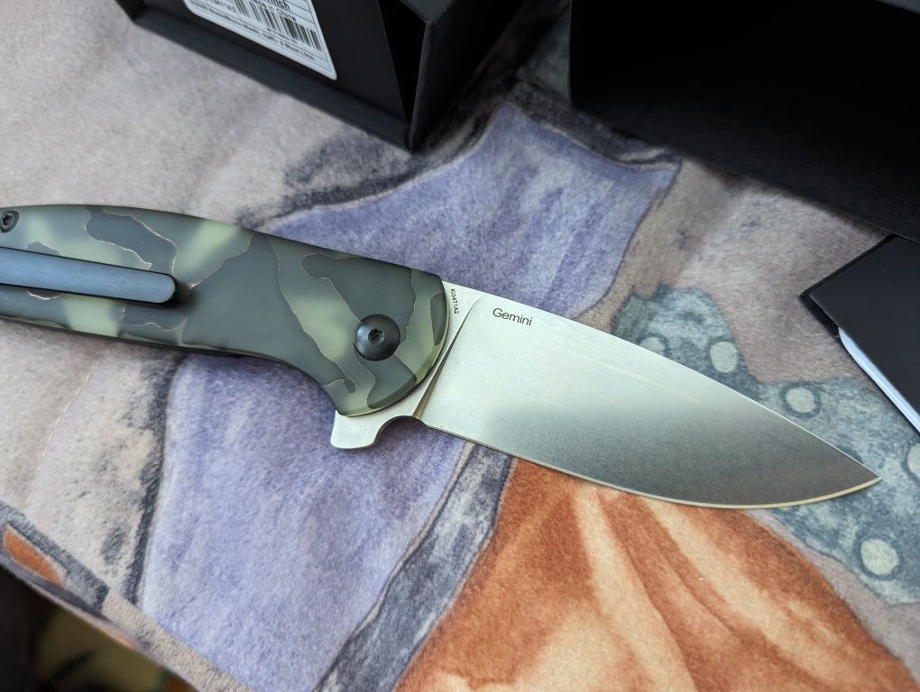 Складний ніж Kizer Gemini CPM S35VN Raffir світиться