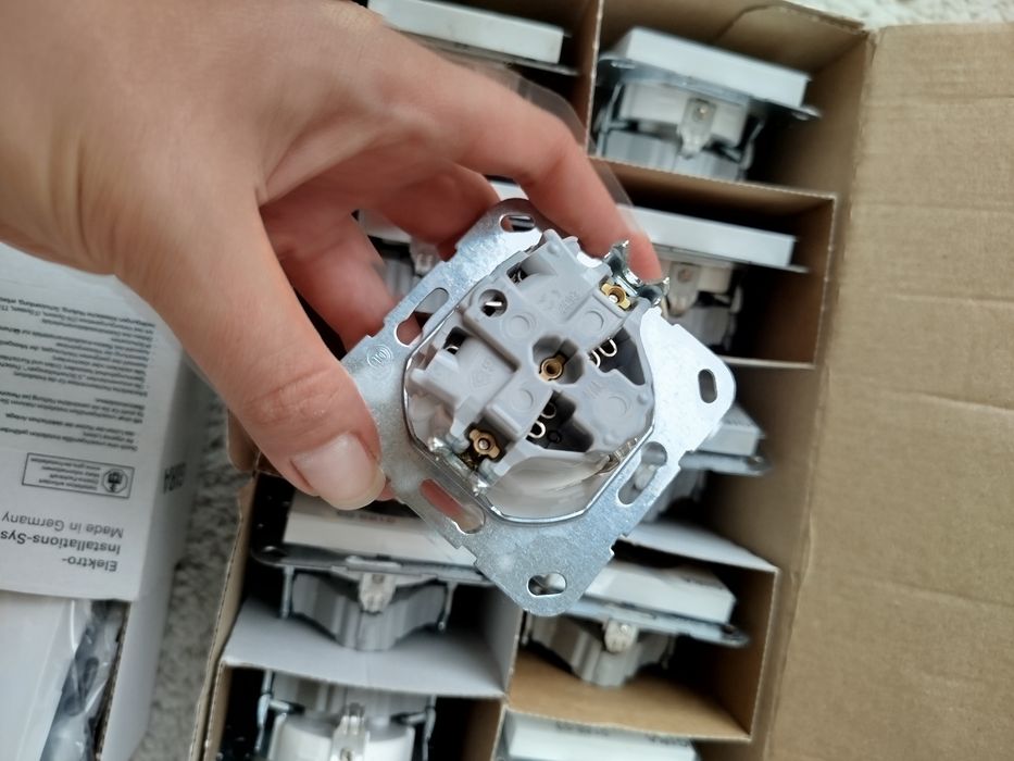 Розетка 55 білий Gira