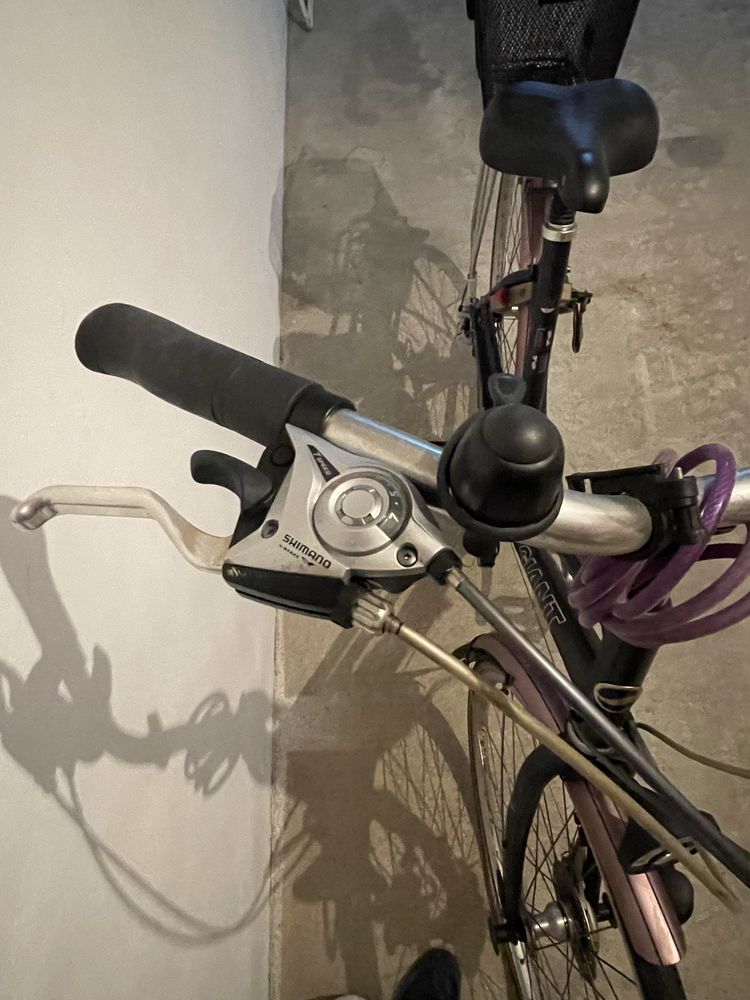 Bicicleta urbana GIANT com cesto
