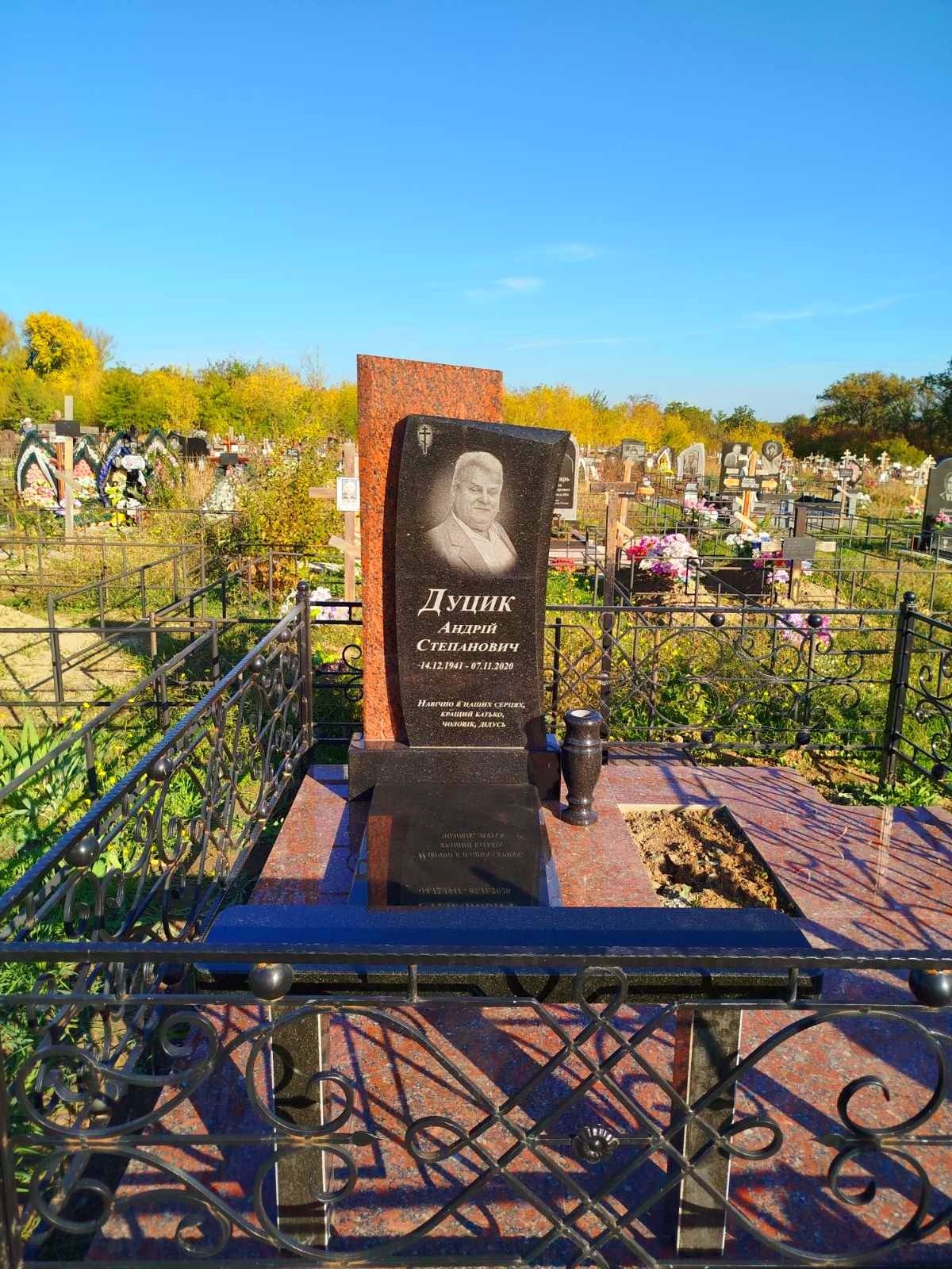 Пам'ятники військовим,прибирання могил