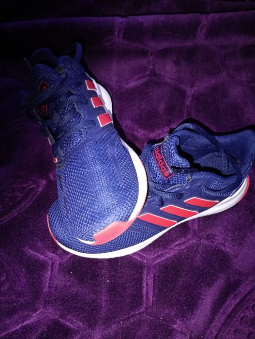 Świetne granatowo-pomarańczowe adidaski