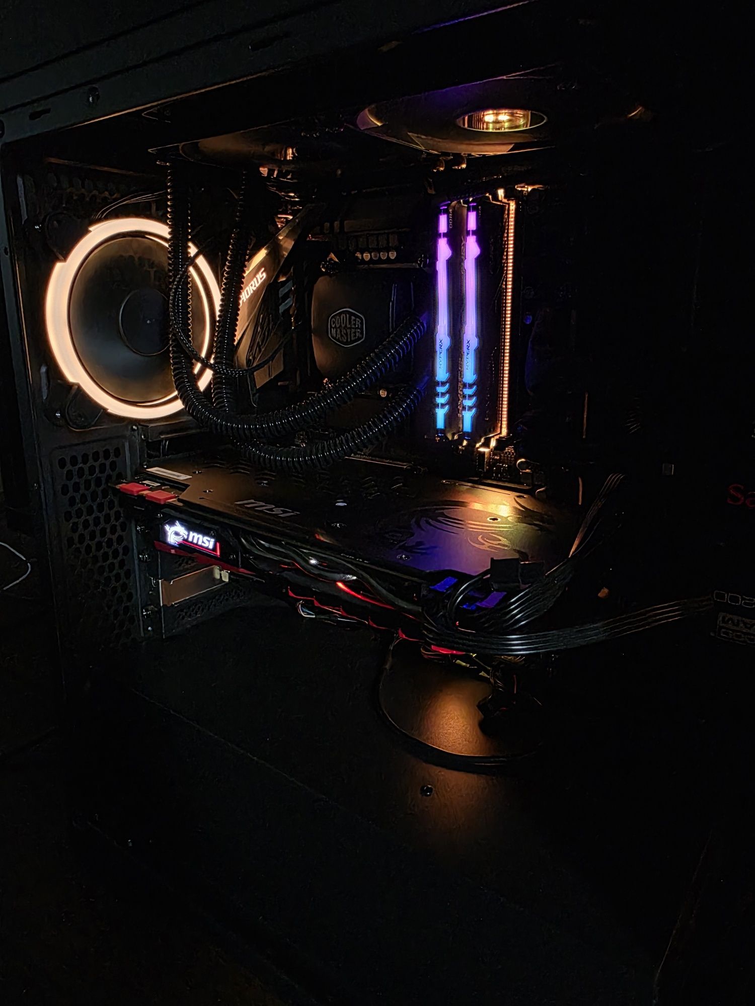 Komputer z chłodzeniem wodnym i5 / GTX 1070 / RGB /

16 GB