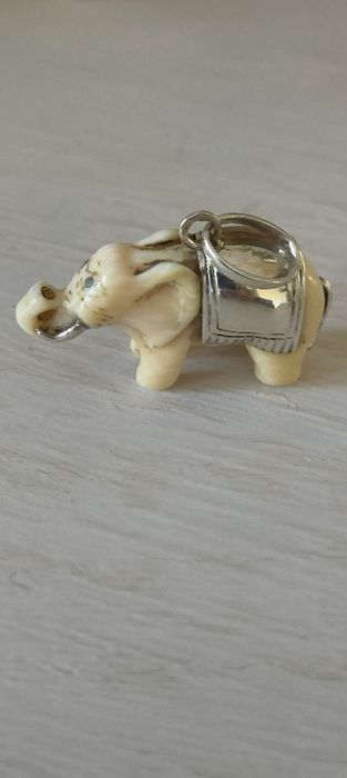 Pendente antigo em prata elefante