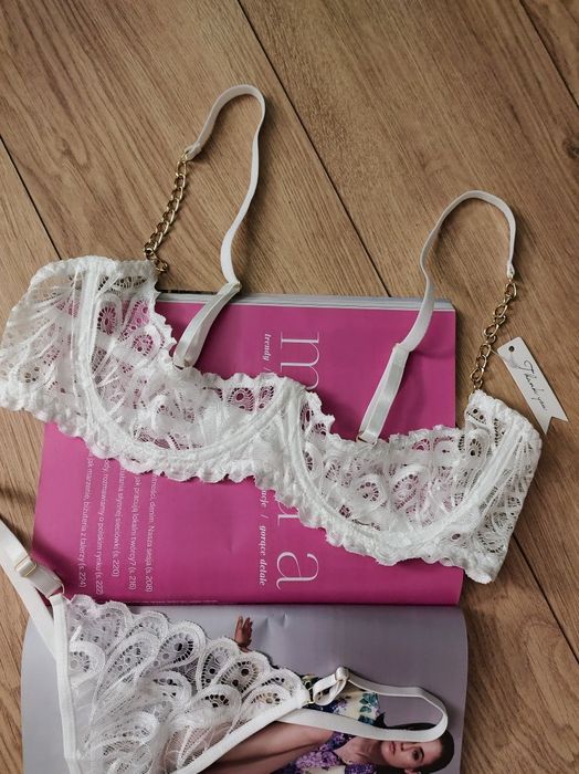 Biała koronkowa bielizna erotyczna komplet plus size otwarty krok