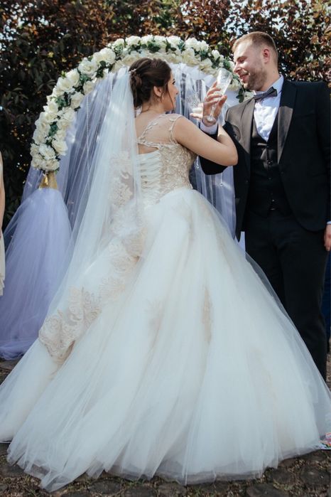 Весільна сукня з коротким рукавом пишна для вагітних