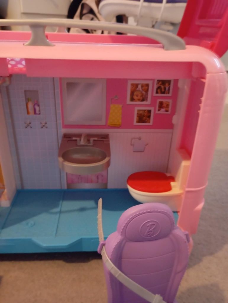Kamper Barbie z basenem