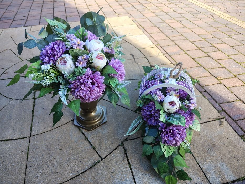 Zestaw nagrobny w drewnianej osłonce koło, stroik, kompozycja nagrobna