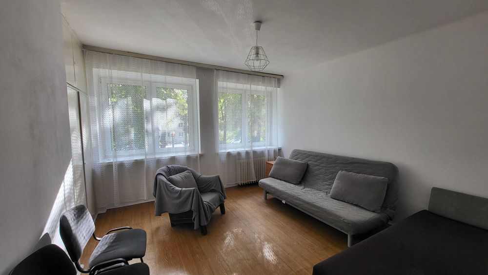 Nowa Huta ok. pl. Centralnego, pokój w mieszkaniu trzypokojowym