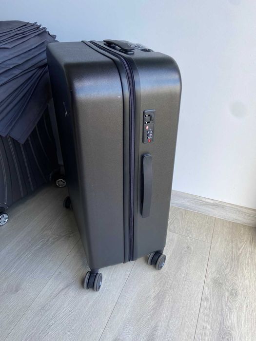 Walizka M podróżna bagażowa samolotowa twarda czarna kabinowa mała