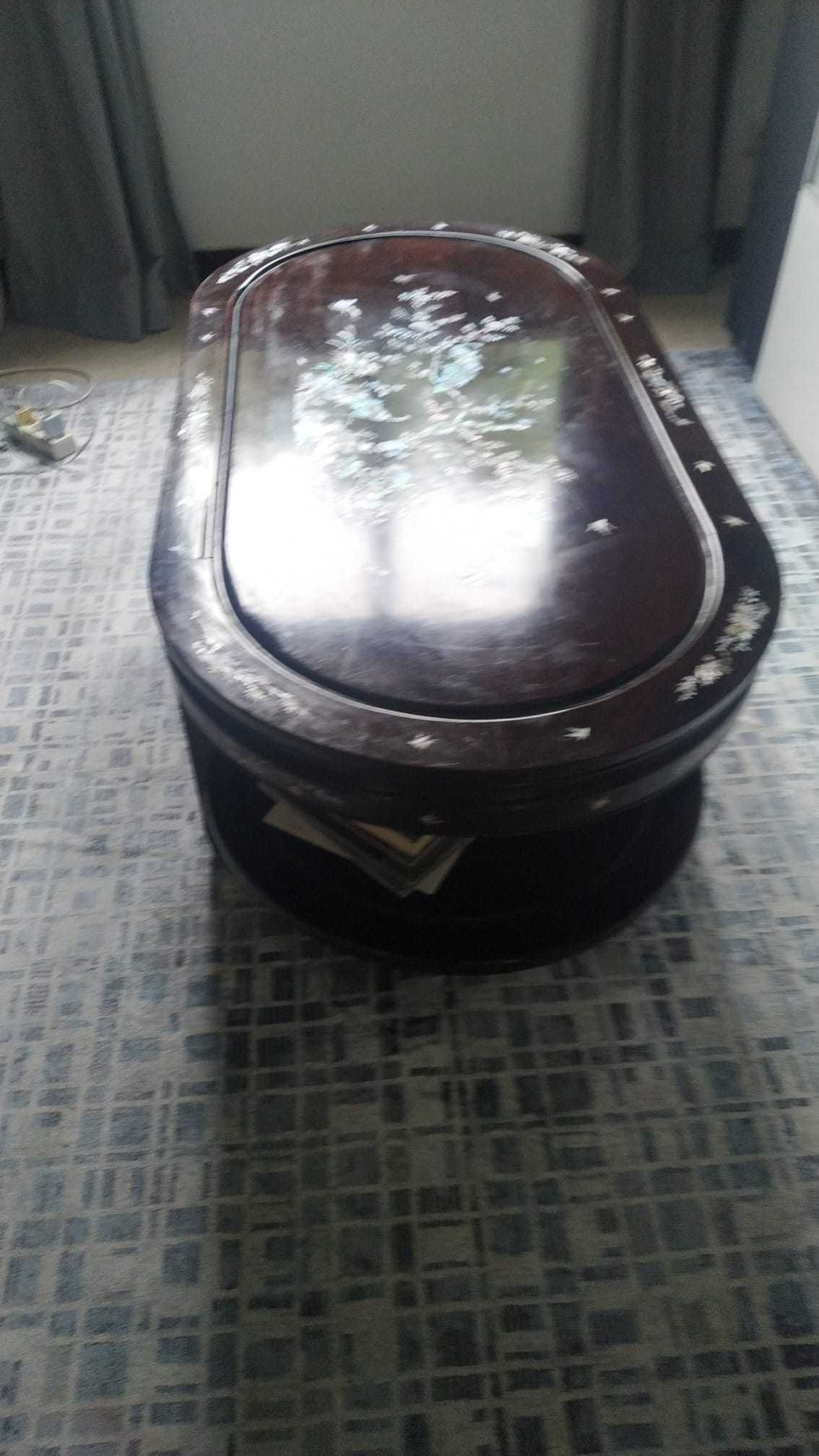 Mesa de centro pau rosa com incrustrações em madre pérola
