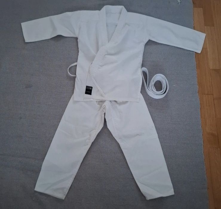 Kimono karaté com cinturão branco