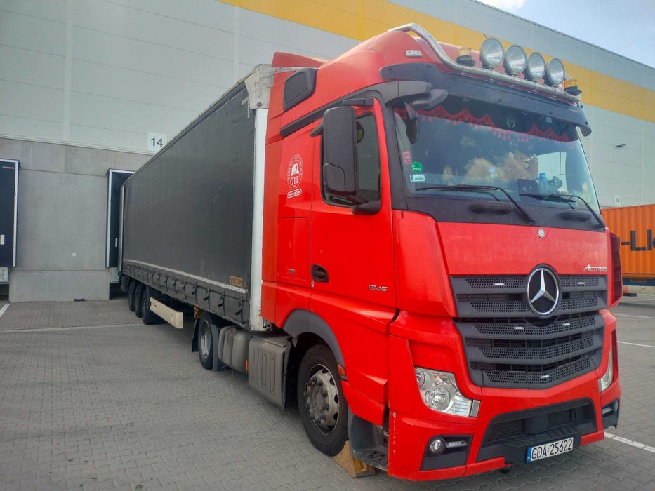 Wynajem ciągnika siodłowego, naczepy lub zestawu LOW DECK / MEGA