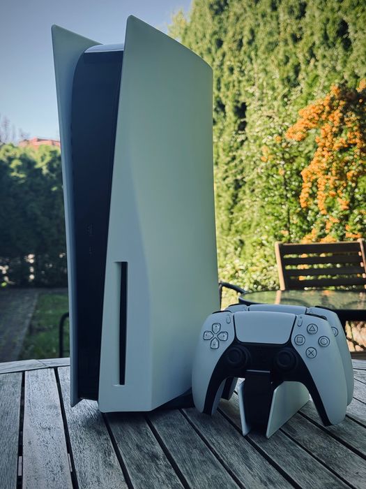 PlayStation 5 + 2 pady + ładowarka + Returnal i Destruction All Starss