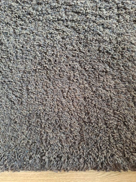 Tapete castanho usado