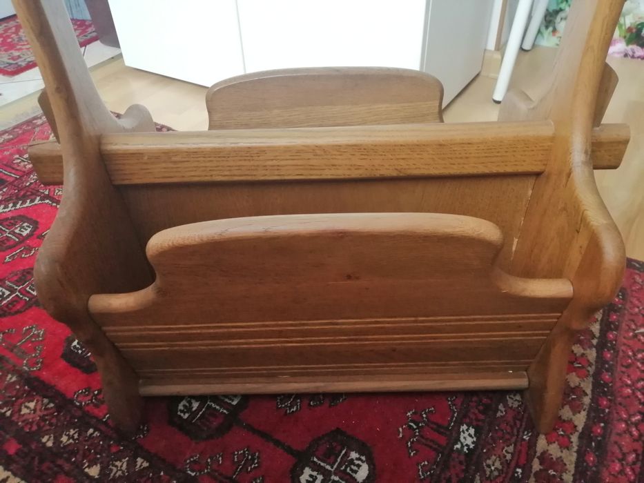 Dębowy gazetnik, solidny i ciężki.