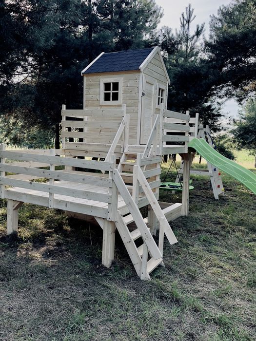 Solidny domek dla dzieci Domek dla dzieci. Plac zabaw. Domek drewniany
