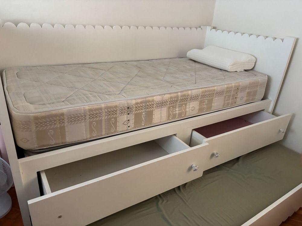Cama em MDF lacada
