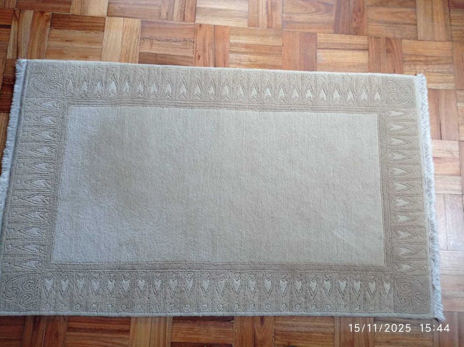 Tapetão em tons nude.