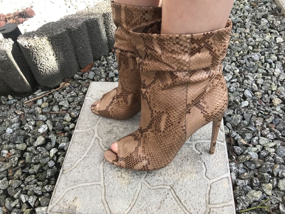 Kozaki Botki Burberry skóra węża 37 otwarte palce