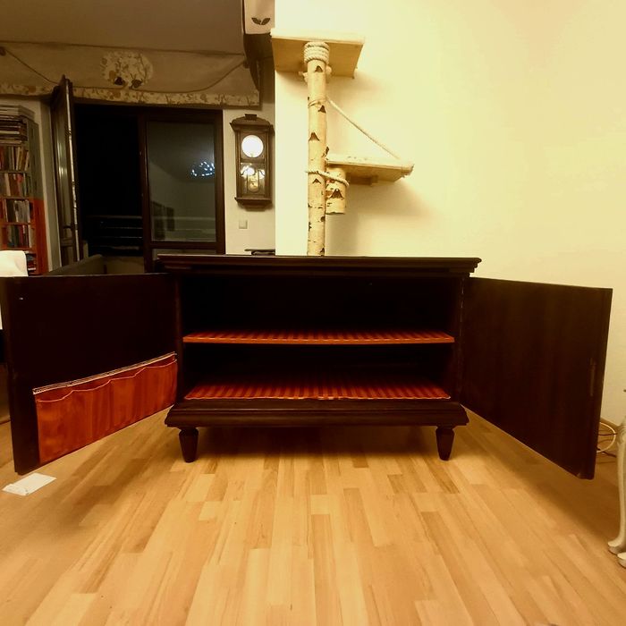 Przedwojenna komoda w dobrym stanie z rzeźbieniami